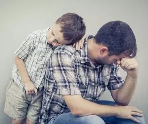 پدر و مادرها جلوی بچه ها گریه کنند یا نه ؟ + رازهای مهم روانشناسی