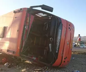 واژگونی اتوبوس مسافربری در محور شیراز - اصفهان