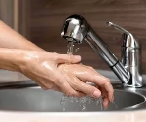 اشتباه 99 درصد مردم جهان هنگام شستن دست