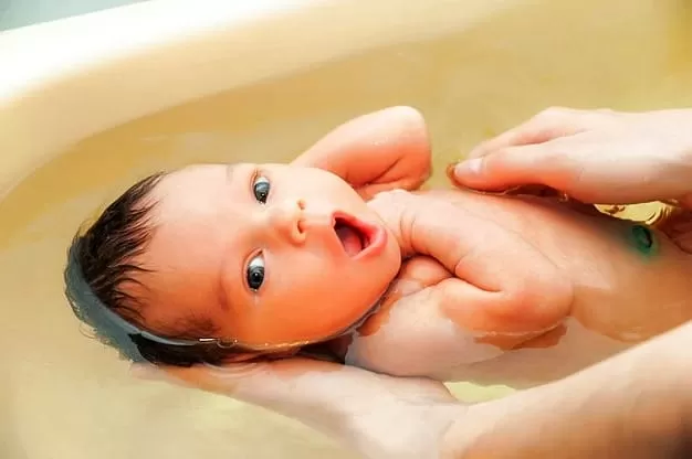  حمام کردن نوزاد تازه متولد شده