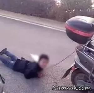 کشیدن پسربچه با موتور کف خیابان توسط مادرش