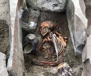 نحوه جالب قرار گیری مومیایی 2000 ساله در داخل قبر + تصاویر