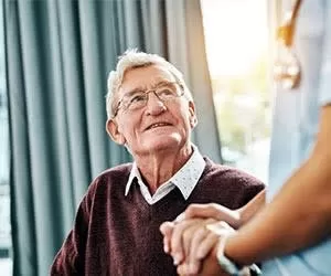 وظایف و خدمات پرستار سالمند چیست؟