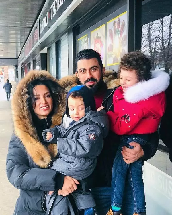 روناک یونسی و همسرش و فرزندانش