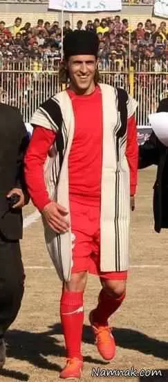 لباس محلی علی کریمی در بازی جام حذفی تراکتور و نفت مسجد سلیمان