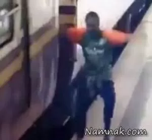 مسافری که زیر قطار در حال حرکت افتاد زنده ماند + فیلم