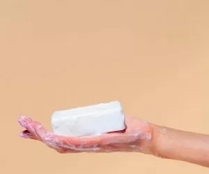 چرا کف صابون و شوینده ها سفیده؟