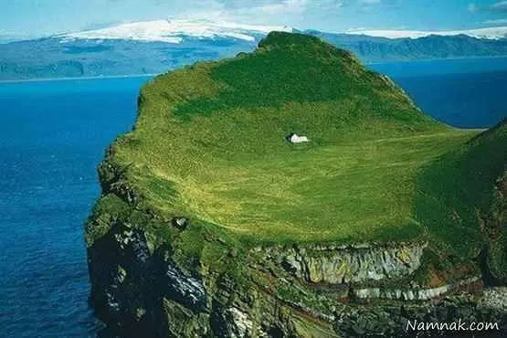  جزیره الیئوای در مجمع الجزایر وستمانایجار در سواحل جنوبی ایسلند
