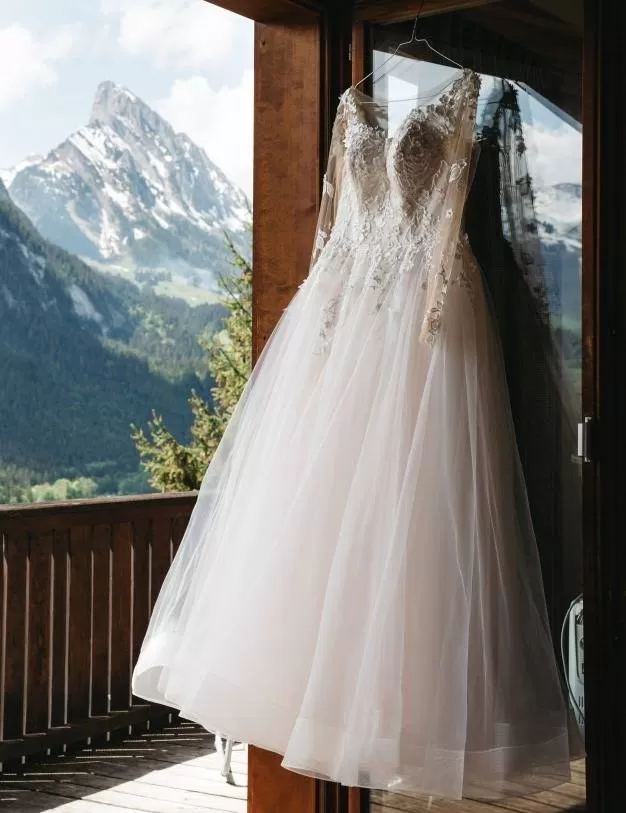 آویزان کردن لباس عروس