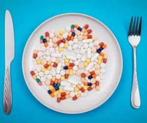 قرص ویتامین و مکمل هایی که نباید با شکم خالی بخوریم