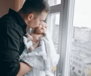 اهمیت به آغوش کشیدن نوزاد توسط والدین