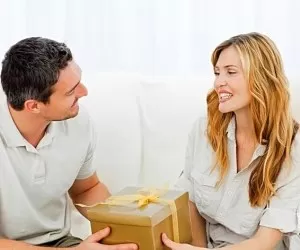 تاثیر هدیه دادن به همسر در زندگی مشترک