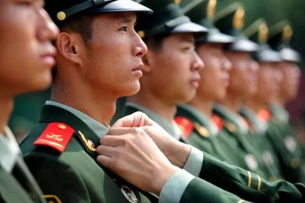 سوزن در یقه لباس سربازان چینی