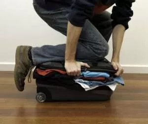 روش صحیح گذاشتن لباس ها داخل چمدان
