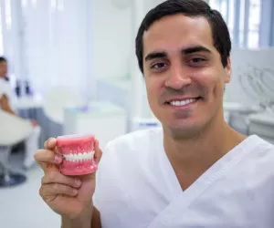 تبریک روز جهانی دندانپزشک به انگلیسی و فارسی