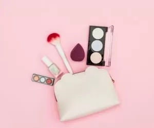 خطری پنهان در کیف لوازم آرایش خانم ها !! + روش تمیز کردن