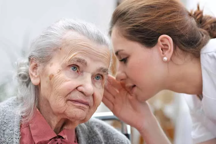 با مشکلات شنوایی در پیری و راههای درمان آن بیشتر آشنا شوید | پیرگوشی در سالمندان