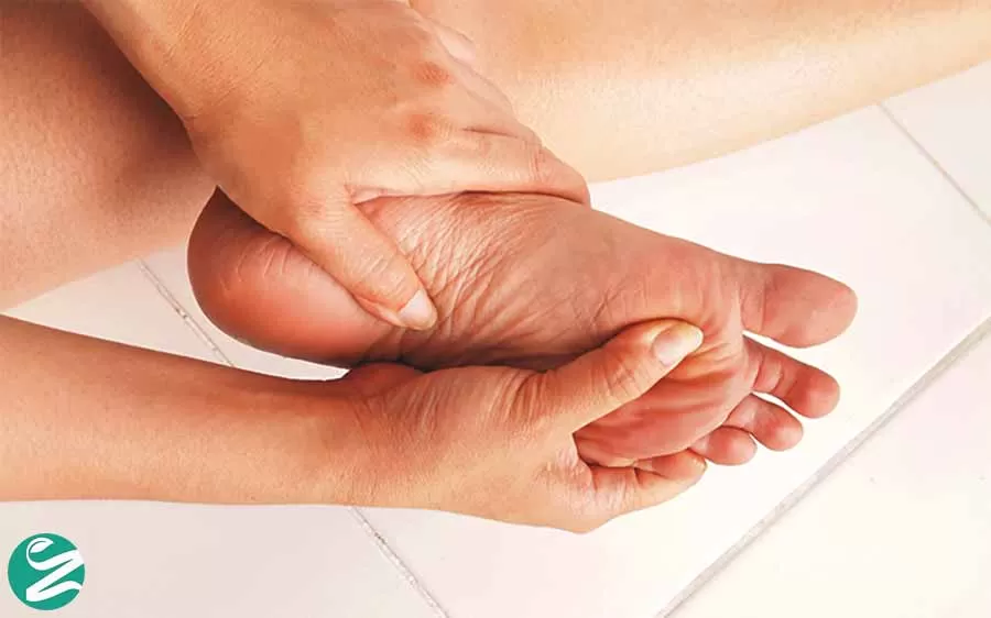 علت سوزش و داغی کف پا چیست؟ + درمان
